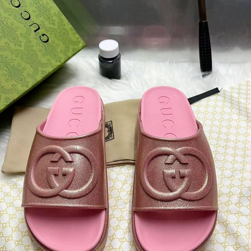 G*u*i slippers